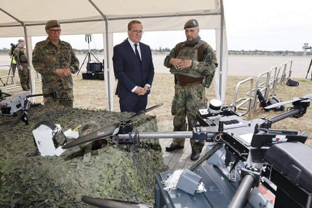 Boris Pistorius; Truppenbesuch des Bundesministers der Verteidigung Boris Pistorius bei der Heimatschutzdivision und dem Wachbataillon in Berlin, Dronen, am 15.07.2026 in Berlin, (Bundesministerium der Verteidigung), Deutschland *** Boris Pistorius: Federal Minister of Defense Boris Pistorius visits the Homeland Security Division and the Guard Battalion in Berlin; drones; July 15, 2026, in Berlin, Federal Ministry of Defense, Germany