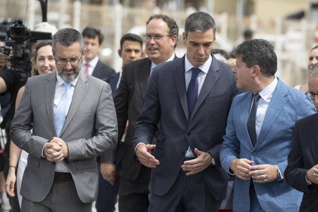 Spain-Gibraltar border fence removal begins LA LINEA DE LA CONCEPCION, SPAIN - JULY 15: (L-R) Mayor of La Linea de la Concepcion Juan Franco, Spanish Prime Minister Pedro Sanchez, and Gibraltar Chief Minister Fabian Picardo approach the former border fence shortly before its removal in La Linea de la Concepcion, Spain, on July 15, 2026. Marcos Moreno Anadolu La Linea de la Concepcion Spain. Editorial use only. Please get in touch for any other usage.  Copyright: x2026xAnadoluxMarcosxMorenox