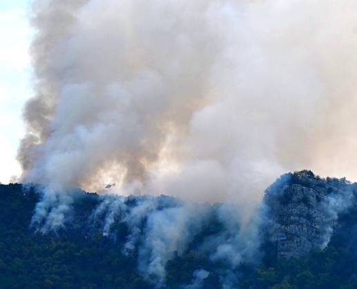 Fire in Montcusel and Chancia, Jura, July 15, 2026 PHOTOPQR LE PROGRES Philippe TRIAS July 15, 2026 Fire in Montcusel and Chancia, Jura, July 15, 2026 Forest fire in the municipalities of Montcusel and Chancia 10 hectares of forest burned, and a lockdown of the population is underway From the village of Chancia, you can see the cliff ablaze. A helicopter has been deployed to drop water on the smoke plumes. A DASH aircraft, specialized in dropping fire retardant, has also been deployed. Fire in Montcusel and Chancia, Jura, July 15, 2026 – Forest fire in the municipalities of Montcusel and Chancia; 10 hectares of forest have been burned, and a lockdown of the local population is currently in effect; Jura, Franche-Comté, France  Copyright: xPHOTOPQR LExPROGRES MAXPPPxPhilippexTRIASx 20260715LPL9632 20260715LPL9632