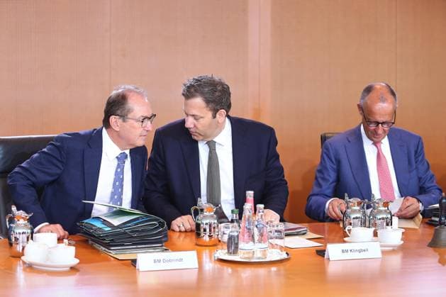 News Bilder des Tages Berlin, Deutschland, 15.07.2026: Bundeskanzleramt: 52. Kabinettssitzung: Bundesminister des Innern Alexander Dobrindt (CSU), Bundesminister der Finanzen Lars Klingbeil (SPD) und Bundeskanzler Friedrich Merz (CDU) *** Berlin, Germany, July 15, 2026, Federal Chancellery, 52nd Cabinet Meeting: Federal Minister of the Interior Alexander Dobrindt (CSU), Federal Minister of Finance Lars Klingbeil (SPD), and Federal Chancellor Friedrich Merz (CDU) Copyright: xdtsxNachrichtenagenturx dts_127675
