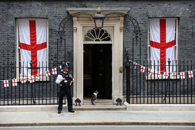News Themen der Woche KW29 News Bilder des Tages July 15, 2026, London, England, United Kingdom: St George s flags hang outside 10 Downing Street ahead of England s FIFA World Cup semi-final against Argentina. London United Kingdom - ZUMAa279 20260715_zsp_a279_085 Copyright: xZeynepxDemirxAslimx