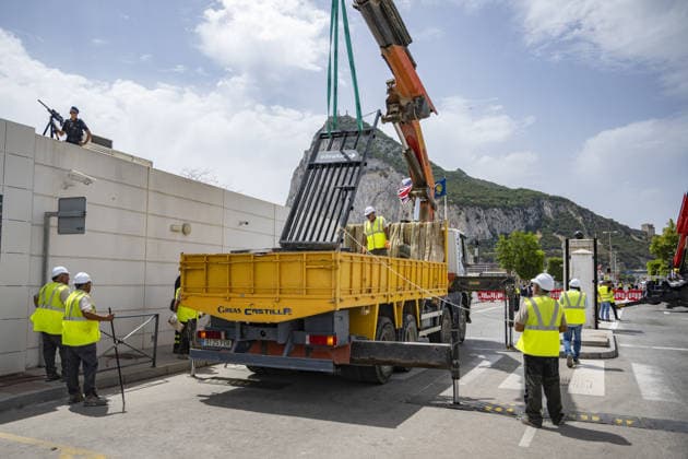 People enter Gibraltar after old border fences removed in La Linea LA LINEA DE LA CONCEPCION, SPAIN - JULY 15: Workers remove the fences from the old border in La Linea de la Concepcion, Spain, on July 15, 2026. Marcos Moreno Anadolu La Linea de la Concepcion Spain. Editorial use only. Please get in touch for any other usage.  Copyright: x2026xAnadoluxMarcosxMorenox