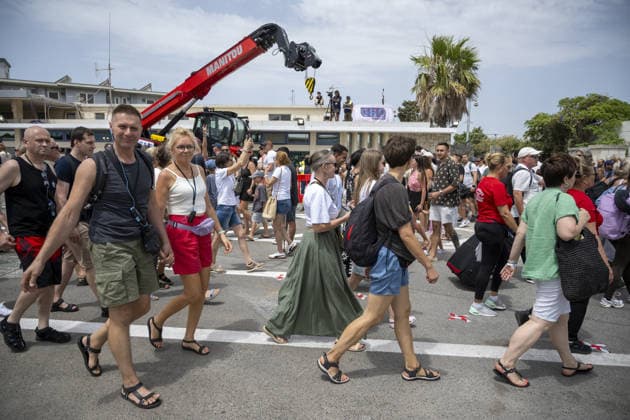 People enter Gibraltar after old border fences removed in La Linea GIBRALTAR - JULY 15: Citizens, tourists, and workers leave Gibraltar after all the fences are removed on July 15, 2026. Marcos Moreno Anadolu Gibraltar Gibraltar. Editorial use only. Please get in touch for any other usage.  Copyright: x2026xAnadoluxMarcosxMorenox
