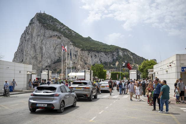 People enter Gibraltar after old border fences removed in La Linea LA LINEA DE LA CONCEPCION, SPAIN - JULY 15: Citizens, tourists, and workers enter Gibraltar after all the fences are removed in La Linea de la Concepcion, Spain, on July 15, 2026. Marcos Moreno Anadolu La Linea de la Concepcion Spain. Editorial use only. Please get in touch for any other usage.  Copyright: x2026xAnadoluxMarcosxMorenox