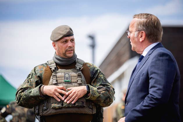 (R-L) Boris Pistorius (SPD), Bundesminister der Verteidigung, und ein Bundeswehrsoldat der Drohnenabwehr der Heimatschutzdivision, aufgenommen im Rahmen eines Truppenbesuchs in Berlin, 15.07.2026. Berlin Deutschland *** R L Boris Pistorius (SPD), Federal Minister of Defense, and a Bundeswehr soldier from the Homeland Security Division s drone defense unit, photographed during a visit to troops in Berlin, July 15, 2026, Berlin, Germany Copyright: xJulianexSonntagx