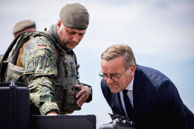 (R-L) Boris Pistorius (SPD), Bundesminister der Verteidigung, und ein Bundeswehrsoldat der Drohnenabwehr der Heimatschutzdivision, aufgenommen im Rahmen eines Truppenbesuchs in Berlin, 15.07.2026. Berlin Deutschland *** R L Boris Pistorius (SPD), Federal Minister of Defense, and a Bundeswehr soldier from the Homeland Security Division s drone defense unit, photographed during a visit to troops in Berlin, July 15, 2026, Berlin, Germany Copyright: xJulianexSonntagx