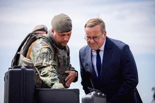 (R-L) Boris Pistorius (SPD), Bundesminister der Verteidigung, und ein Bundeswehrsoldat der Drohnenabwehr der Heimatschutzdivision, aufgenommen im Rahmen eines Truppenbesuchs in Berlin, 15.07.2026. Berlin Deutschland *** R L Boris Pistorius (SPD), Federal Minister of Defense, and a Bundeswehr soldier from the Homeland Security Division s drone defense unit, photographed during a visit to troops in Berlin, July 15, 2026, Berlin, Germany Copyright: xJulianexSonntagx