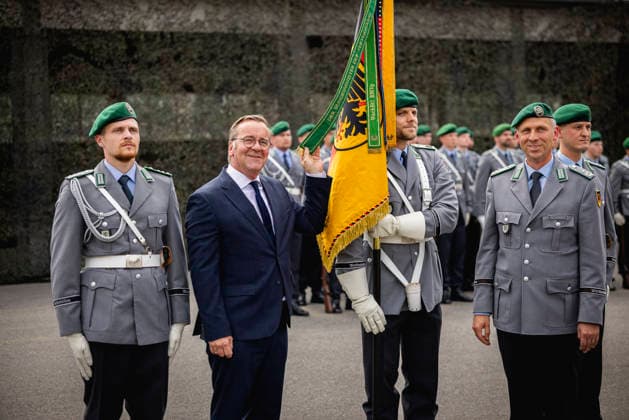 Boris Pistorius (SPD), Bundesminister der Verteidigung, verleiht das Fahnenband des Bundesministers an das Wachbataillon in Berlin, 15.07.2026. Berlin Deutschland *** Boris Pistorius (SPD), Federal Minister of Defense, presents the Federal Minister s flag ribbon to the Guard Battalion in Berlin, July 15, 2026, Berlin, Germany Copyright: xJulianexSonntagx