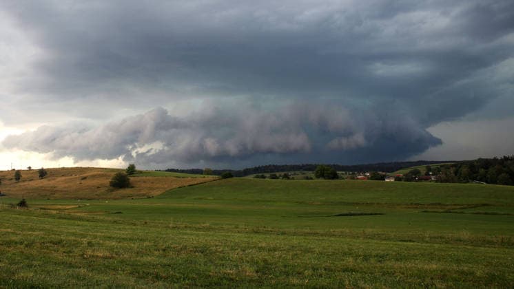Bedrohliche Unwetterkulisse über der Bodenseeregion, Eine mächtige Gewitterzelle baut sich über Sigmarszell im bayerischen Landkreis Lindau (Bodensee) auf. Die imposante Wolkenformation kündigt ein kräftiges Unwetter mit Starkregen, Sturmböen und möglichem Hagel an und prägt eindrucksvoll den Himmel über der Region. Sigmarszell Bayern Deutschland Sigmarszell *** A menacing storm scene over the Lake Constance region: A massive thunderstorm cell is building over Sigmarszell in the Bavarian district of Lindau on Lake Constance. The imposing cloud formation heralds a severe storm with heavy rain, gusts of wind, and possible hail, and dramatically dominates the sky over the Sigmarszell region in Bavaria, Germany. Sigmarszell Copyright: x xonw-imagesx xAlexanderxWolfx