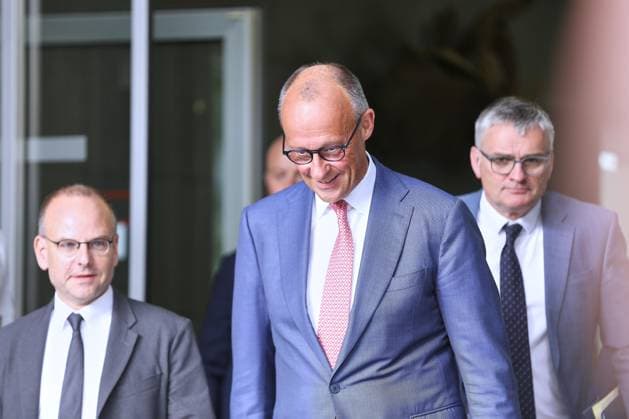 Berlin, Deutschland, 15.07.2026: Haus der Bundespressekonferenz: Sommerpresskonferenz: Bundeskanzler Friedrich Merz (CDU) vor Journalisten, links Tim Szent-Iványi vom RND, rechts Regierungssprecher Stefan Kornelius *** Berlin, Germany, July 15, 2026, Federal Press Conference Center: Summer press conference with Chancellor Friedrich Merz (CDU) in front of journalists; on the left, Tim Szent Iványi of the RND; on the right, government spokesperson Stefan Kornelius Copyright: xdtsxNachrichtenagenturx dts_127750