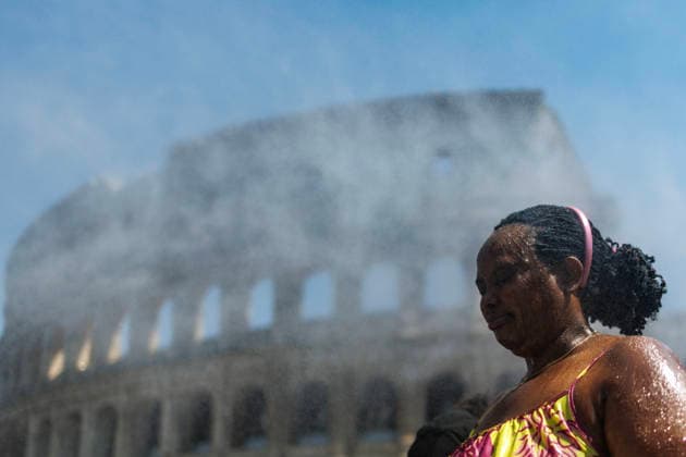 July 15, 2026, Rome, Italia, Italy: Tourists and Romans seek relief during the heatwave at the Colosseum, Rome, July 15, 2026. Rome Italy  - ZUMAa289 20260715_zia_a289_231 Copyright: xFrancescoxFotiax xAgfx