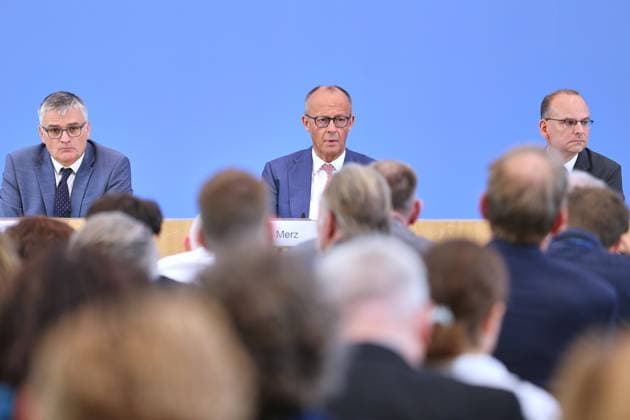 Berlin, Deutschland, 15.07.2026: Haus der Bundespressekonferenz: Sommerpresskonferenz: Bundeskanzler Friedrich Merz (CDU) vor Journalisten, links Regierungssprecher Stefan Kornelius, rechts Tim Szent-Iványi vom RND, der die Pressekonferenz leitet *** Berlin, Germany, July 15, 2026, Federal Press Conference Center: Summer press conference with Chancellor Friedrich Merz (CDU) in front of journalists; on the left is Government Spokesperson Stefan Kornelius; on the right is Tim Szent Iványi of the RND, who is chairing the press conference Copyright: xdtsxNachrichtenagenturx dts_127800