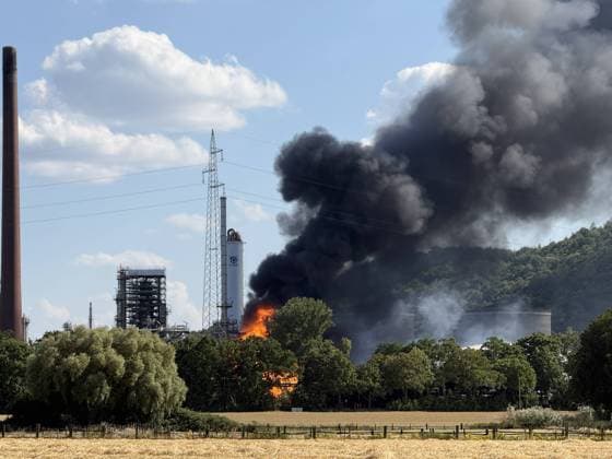 EILMELDUNG BP-Werk Gelsenkirchen- Massiver Brand 7aIMG: 0566086 EILMELDUNG BP-Werk Gelsenkirchen- Massiver BrandNordrhein-Westfalen, Gelsenkirchen *** BREAKING NEWS: BP Plant in Gelsenkirchen—Major Fire 7aIMG 0566086 BREAKING NEWS: BP Plant in Gelsenkirchen—Major Fire North Rhine-Westphalia, Gelsenkirchen Copyright: 7aktuell.dex xMarcxGruber 0566086 20260715_7a_express_20260715_4290_566086