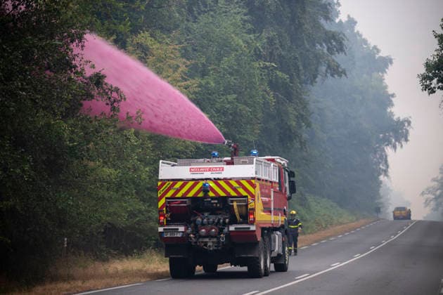Fire in The Fontainebleau Forest - France A firefighter operates during a fire in the Fontainebleau Forest near Paris on July 15, 2026. Photo by Eliot Blondet ABACAPRESS.COM Fontainebleau France France  Copyright: xBlondetxEliot ABACAx