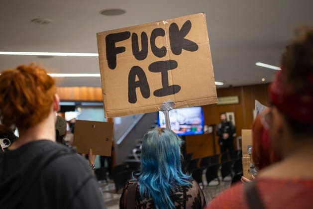 News Themen der Woche KW29 News Bilder des Tages July 15, 2026, Hamilton, On, Canada: People in opposition to AI data centres demonstrate outside the council chambers at city hall in Hamilton, Wednesday, July 15, 2026. Hamilton Canada  - ZUMAc35_ 20260715_zaf_c35_032 Copyright: xNickxIwanyshynx