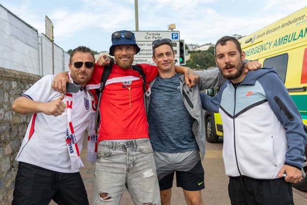 News Bilder des Tages Public Viewing England - Argentinien in Torquay Torquay, England- 15.7.2026: Fußballfans aus Torquay bereiten sich bei einem Public Viewing am Hafen von Torquay auf das Fussballspiel England gegen Argentinien bei der WM 2026 heute abend vor. England steht im Halbfinale der Weltmeisterschaft 2026 gegen Argentinien und kann zum zweiten Mal in seiner Geschichte nach 1966 Weltmeister im Männerfußball werden England