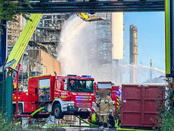 Brand bei Ruhr Oel in Gelsenkirchen-Scholven: Polizei und Feuerwehr im Großeinsatz 7aIMG: 0566113 Brand bei Ruhr Oel in Gelsenkirchen-Scholven: Polizei und Feuerwehr im GroßeinsatzNordrhein-Westfalen, Gelsenkirchen, Deutschland *** Fire at Ruhr Oel in Gelsenkirchen-Scholven; Police and Fire Department Launch Major Response 7aIMG 0566113 Fire at Ruhr Oel in Gelsenkirchen-Scholven; Police and Fire Department Launch Major Response North Rhine-Westphalia, Gelsenkirchen, Germany Copyright: 7aktuell.dex xMarcxGruber 0566113 20260715_7a_express_20260715_4290_566113