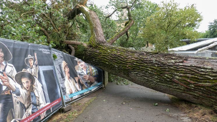 Eine schwere Unwetterfront ist gegen 16:30 Uhr über den Bodensee hinweg gezogen. Eine sogenannte Superzelle zog über den Bodensee auf und mit voller Orkanstärke über Langenargen hinweg. Aus der Luft sieht man den bedrohlichen Unwetteraufzug. Die Sturmleuchten an den Häfen leuchteten schon frühzeitig. Die Superzelle brachte in Langenargen schweren Sturm bis hin zu Orkanböen. Radfahrer konnten noch gerade so Schutz unter Vordächern suchen und befanden sich in Lebensgefahr. Der Orkan peitschte durch die Gassen. Biertische und Stühle flogen durch die Gegend. Mitarbeiter eines Restaurants versuchten ihre Sonnenschirme mitten im Orkan zu sichern, Lebensgefahr! Bäume krachten um. Im Schlosspark finden diese Woche die Festspiele Langenarg
