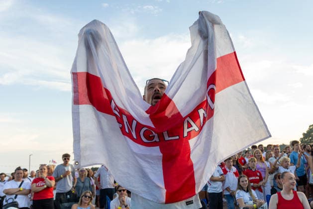 Public Viewing England - Argentinien in Torquay Torquay, England- 15.7.2026: Fußballfans aus Torquay reagieren während der ersten Halbzeit des Fussballspiels England gegen Argentinien bei der WM 2026 bei einem Public Viewing am Hafen von Torquay. England steht im Halbfinale der Weltmeisterschaft 2026 gegen Argentinien und kann zum zweiten Mal in seiner Geschichte nach 1966 Weltmeister im Männerfußball werden England