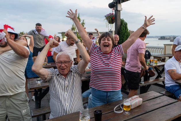 Public Viewing England - Argentinien in Torquay Torquay, England- 15.7.2026: Fußballfans aus Torquay feiern bei einem Public Viewing in einem Pub am Hafen von Torquay das 1:0 für England durch Anthony Gordon während des Fussballspiels England gegen Argentinien bei der WM 2026. England steht im Halbfinale der Weltmeisterschaft 2026 gegen Argentinien und kann zum zweiten Mal in seiner Geschichte nach 1966 Weltmeister im Männerfußball werden England