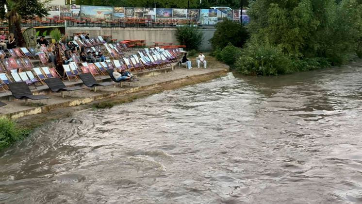 RECORD DATE NOT STATED Flut im Taubental: Fans schauen trotz Hochwasser an der Rems wei, Eine Gewitterzelle flutete zwei Unterführungen im Taubental in Schwäbisch Gmünd. Während die Feuerwehr gemeinsam mit den Stadtwerken an der Lindenfirststraße blockierte Einlassrechen von Geäst befreite und die Straße wieder passierbar machten, bewiesen Fußballfans direkt an der hochwasserführenden Rems eiserne Nerven: Sie verfolgten das Spiel England gegen Argentinien völlig unbeeindruckt von den Wassermassen. Schwäbisch Gmünd Baden Württemberg Deutschland *** Flooding in the Taubental: Fans Watch the Game Despite Flooding Along the Rems—A thunderstorm cell flooded two underpasses in the Taubental in Schwäbisch Gmünd. While the fire department, together with the