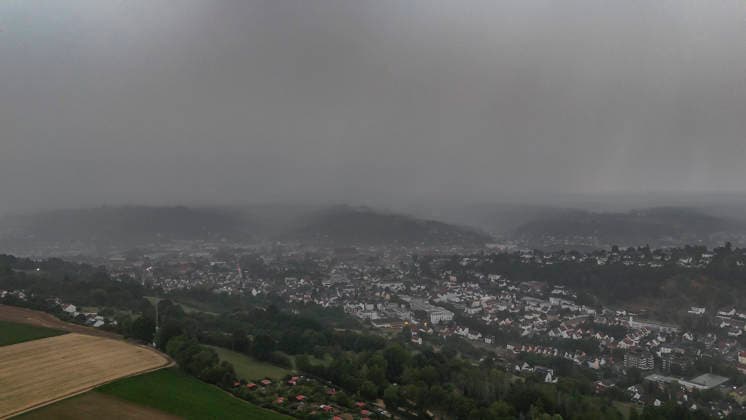 RECORD DATE NOT STATED Flut im Taubental: Fans schauen trotz Hochwasser an der Rems wei, Eine Gewitterzelle flutete zwei Unterführungen im Taubental in Schwäbisch Gmünd. Während die Feuerwehr gemeinsam mit den Stadtwerken an der Lindenfirststraße blockierte Einlassrechen von Geäst befreite und die Straße wieder passierbar machten, bewiesen Fußballfans direkt an der hochwasserführenden Rems eiserne Nerven: Sie verfolgten das Spiel England gegen Argentinien völlig unbeeindruckt von den Wassermassen. Schwäbisch Gmünd Baden Württemberg Deutschland *** Flooding in the Taubental: Fans Watch the Game Despite Flooding Along the Rems—A thunderstorm cell flooded two underpasses in the Taubental in Schwäbisch Gmünd. While the fire department, together with the