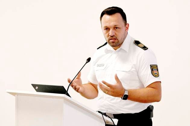 Operationsplan Deutschland: Veranstaltung an der Universität Witten Herdecke in Witten ** NUR FÜR REDAKTIONELLE ZWECKE ** EDITORIAL USE ONLY **<p>Thomas Neumann vom Rettungsdienst der Wittener Feuerwehr hält einen Impulsvortrag und erläutert, was für einen Ernstfall alles an Vorbereitungen nötig ist. Operationsplan Deutschland: Veranstaltung am 15. Juli 2026 im großen Saal der Universität Witten Herdecke an der Alfred-Herrhausen-Straße in Witten. -- Deutschland NRW Witten Copyright: JürgenxTheobald *** Operation Plan Germany Event at Witten-Herdecke University in Witten ** FOR EDITORIAL PURPOSES ONLY ** EDITORIAL USE ONLY ** p Thomas Neumann from the Witten Fire Department’s emergency medical services will give a keynote pres Copyright: JürgenxTheobald doc86qdpu54o0p1c1p16e4t ,EDITORIAL USE ONLY