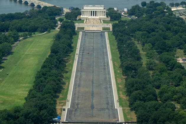 July 15, 2026, Washington, District of Columbia, USA: Crews examine the now drained reflecting pool in Washington, D.C.. Washington USA  - ZUMAl312 20260715_znp_l312_021 Copyright: xAndrewxLeydenx