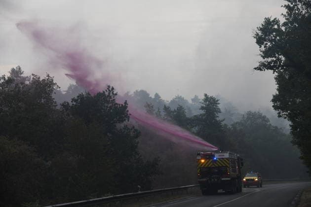 Massive wildfire spreads through Fontainebleau Forest near Paris FONTAINEBLEAU, FRANCE - JULY 15: An exceptionally large wildfire is spreading across the Fontainebleau Forest, south of Paris, France, on July 15, 2026. Fueled by an intense heat wave, prolonged drought conditions and strong winds, the blaze is rapidly advancing through the woodland, destroying hundreds of hectares of vegetation. Firefighting teams continue efforts to contain the fire and prevent further damage. Dragan Lekic Anadolu Paris France. Editorial use only. Please get in touch for any other usage.  Copyright: x2026xAnadoluxDraganxLekicx