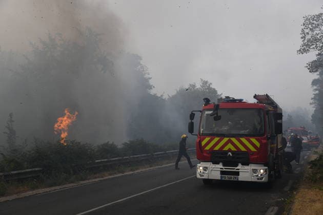 Massive wildfire spreads through Fontainebleau Forest near Paris FONTAINEBLEAU, FRANCE - JULY 15: An exceptionally large wildfire is spreading across the Fontainebleau Forest, south of Paris, France, on July 15, 2026. Fueled by an intense heat wave, prolonged drought conditions and strong winds, the blaze is rapidly advancing through the woodland, destroying hundreds of hectares of vegetation. Firefighting teams continue efforts to contain the fire and prevent further damage. Dragan Lekic Anadolu Paris France. Editorial use only. Please get in touch for any other usage.  Copyright: x2026xAnadoluxDraganxLekicx