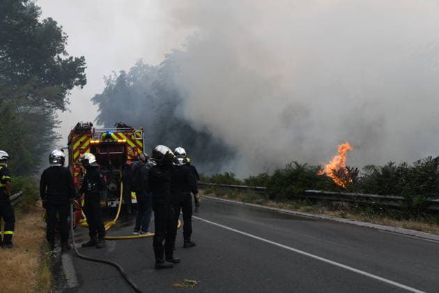 Massive wildfire spreads through Fontainebleau Forest near Paris FONTAINEBLEAU, FRANCE - JULY 15: An exceptionally large wildfire is spreading across the Fontainebleau Forest, south of Paris, France, on July 15, 2026. Fueled by an intense heat wave, prolonged drought conditions and strong winds, the blaze is rapidly advancing through the woodland, destroying hundreds of hectares of vegetation. Firefighting teams continue efforts to contain the fire and prevent further damage. Dragan Lekic Anadolu Paris France. Editorial use only. Please get in touch for any other usage.  Copyright: x2026xAnadoluxDraganxLekicx