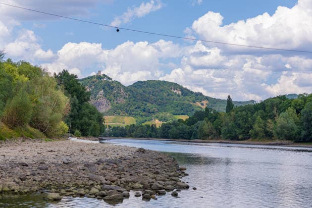 Niedrigwasser am Rhein bei Rolandseck Der Rhein bei Rolandseck in Höhe der Rheininsel Nonnenwerth führt Niedrigwasser. Der Pegelstand am Pegel Oberwinter liegt bei nur 24 cm, wodurch große Teile des Flussbetts freigelegt sind. Im Hintergrund der Drachenfels in Königswinter bei Bonn Remagen Rheinland-Pfalz Deutschland *** Low Water Levels on the Rhine at Rolandseck The Rhine at Rolandseck, near the Rhine island of Nonnenwerth, is experiencing low water levels. The water level at the Oberwinter gauge is only 24 cm, exposing large sections of the riverbed. In the background is the Drachenfels in Königswinter near Bonn, Remagen, Rhineland-Palatinate, Germany Copyright: xMarcxJohnx