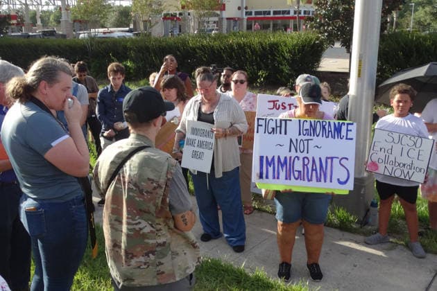 People protest against Immigration and Customs Enforcement (ICE) outside the home of the migrant struck by a truck while trying to cross the road after fleeing ICE agents, in St. Augustine, United States, 15 July 2026. US identifies migrant killed in accident after fleeing ICE in Florida as Mexican !ACHTUNG: NUR REDAKTIONELLE NUTZUNG!  Copyright: xRaphaelxCosmex USA2313 20260716-55020905376_1