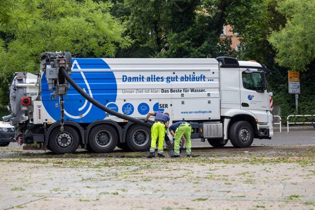 Themenbilder: Hagel in Reutlingen, 15.07.2026, Themenbilder: Hagel in Reutlingen, 15.07.2026, SER, Kanalreinugun neben Stadthalle Reutlingen *** Featured Photos: Hail in Reutlingen, July 15, 2026, Featured Photos: Hail in Reutlingen, July 15, 2026, SER, Sewer cleaning next to the Reutlingen City Hall Copyright: xDROFITSCH EIBNERx EP_ddh