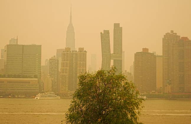 Canadian wildfire smoke returns to New York City NEW YORK CITY, UNITED STATES - JULY 15: Smoke from wildfires in Canada is causing poor air quality across New York City on Wednesday and could make it harder to breathe, especially for people with asthma or other health conditions, July 15, 2026, New York City, U.S. Selcuk Acar Anadolu New York United States. Editorial use only. Please get in touch for any other usage.  Copyright: x2026xAnadoluxSelcukxAcarx