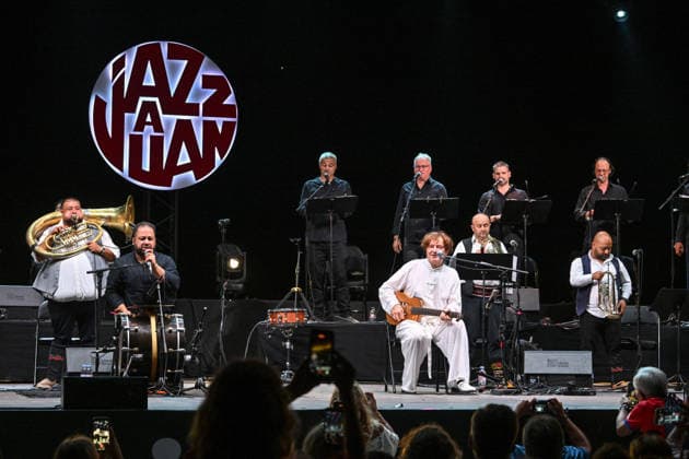Goran Bregovic, a Bosnian composer and musician, along with his Orchestra of Weddings and Funerals, is performing on the stage at the Pinède Gould during the 65th Jazz Festival on July 15, 2026. Since 1960, the Jazz à Juan festival has welcomed the biggest names in jazz. Bruno Bebert Bestimage Goran Bregovic, a Bosnian composer and musician, with his Orchestra of Weddings and Funerals, is on stage at the Pinède Gould during the 65th Jazz Festival, on July 15, 2026. Since 1960, the Jazz à Juan festival has welcomed the biggest names in jazz. Antibes, Juan-les-Pins, France  Copyright: xBrunoxBebertx xBestimagexBrunoxBebertx xBestimagex