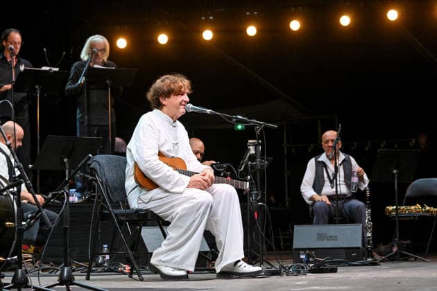 Goran Bregovic, a Bosnian composer and musician, along with his Orchestra of Weddings and Funerals, is performing on the stage at the Pinède Gould during the 65th Jazz Festival on July 15, 2026. Since 1960, the Jazz à Juan festival has welcomed the biggest names in jazz. Bruno Bebert Bestimage Goran Bregovic, a Bosnian composer and musician, with his Orchestra of Weddings and Funerals, is on stage at the Pinède Gould during the 65th Jazz Festival, on July 15, 2026. Since 1960, the Jazz à Juan festival has welcomed the biggest names in jazz. Antibes, Juan-les-Pins, France  Copyright: xBrunoxBebertx xBestimagexBrunoxBebertx xBestimagex