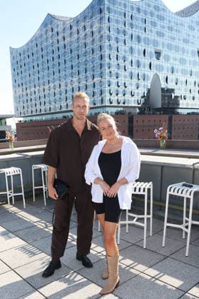 QVC x Bruce Darnell Kollektion Kevin Pabel, Jo Wuensche, QVC x Bruce Darnell Kollektion, Sturmfreie Bude, Elphiblick, Hamburg, 15.07.2026 *** QVC x Bruce Darnell Collection Kevin Pabel, Jo Wuensche, QVC x Bruce Darnell Collection, Sturmfreie Bude, Elphiblick, Hamburg, July 15, 2026 Copyright: xEventpressxBecherx