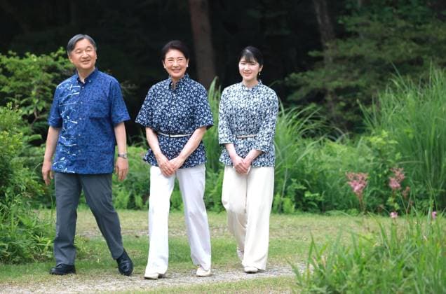 Entertainment Themen der Woche KW29 Japan imperial family at villa in Tochigi Pref. (From L) Japan s Emperor Naruhito, Empress Masako and their daughter, Princess Aiko, take a stroll on the premises of an imperial villa in Nasu in Tochigi Prefecture, north of Tokyo, on July 15, 2026.  A14AA0005623290P