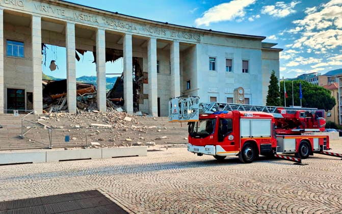 Italien, Teil des Gerichtsgebäudes in Bozen eingestürzt IPA86723838 - Bolzano, 16 07 2026 - Crollata una parte della struttura del Tribnale interessata aa dei lavori di ristrutturazione. Vigili del fuoco al palazzo di giustizia, nessun ferito  Copyright: xLorenzoxZambellox xFotogrammax 86723838