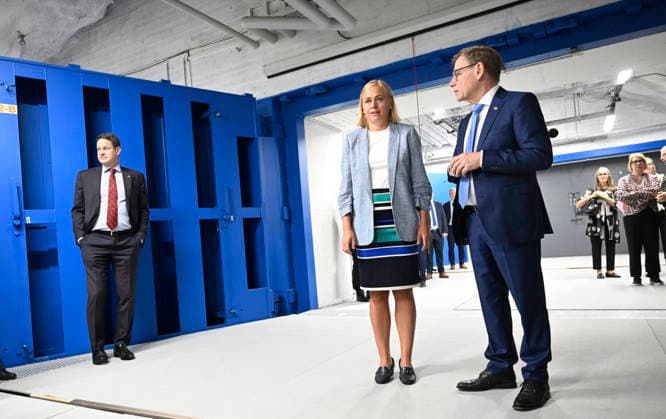German Foreign Minister Johann Wadephul (R) and Finnish Foreign Minister Elina Valtonen visit the Merihaka civil defence shelter in Helsinki, Finland, on July 16, 2026. - HEIKKI SAUKKOMAA Helsinki Finland  Copyright: xHeikkixSaukkomaax sI9nirz9v2k