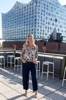 ABB DARNELL- Leonie Salewski zu Gast bei der QVC x Bruce Darnell Kollektion Mode praesentation in der Sturmfreie Bude Elphiblickin Hamburg am 15.07.2026 Hamburg Deutschland *** ABB DARNELL Leonie Salewski as a guest at the QVC x Bruce Darnell Collection fashion presentation at the Sturmfreie Bude Elphiblickin in Hamburg on July 15, 2026, Hamburg, Germany
