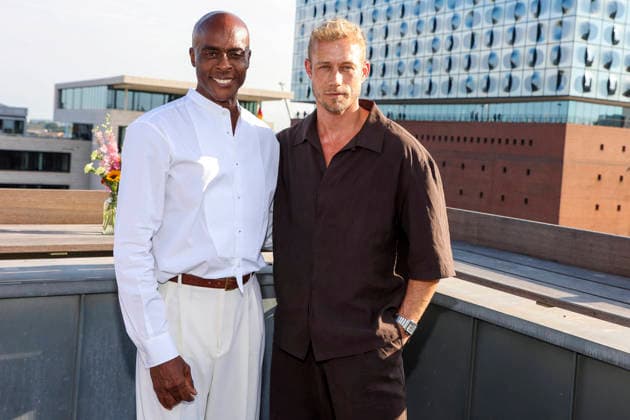ABB DARNELL- Bruce Darnell, Kevin Pabel zu Gast bei der QVC x Bruce Darnell Kollektion Mode praesentation in der Sturmfreie Bude Elphiblickin Hamburg am 15.07.2026 Hamburg Deutschland *** ABB DARNELL Bruce Darnell and Kevin Pabel attended the QVC x Bruce Darnell fashion collection presentation at the Sturmfreie Bude Elphiblickin in Hamburg on July 15, 2026, in Hamburg, Germany