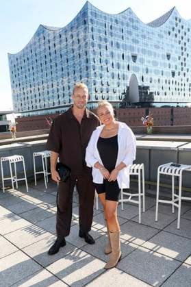 ABB DARNELL- Kevin Pabel, Jo Wuensche zu Gast bei der QVC x Bruce Darnell Kollektion Mode praesentation in der Sturmfreie Bude Elphiblickin Hamburg am 15.07.2026 Hamburg Deutschland *** ABB DARNELL Kevin Pabel and Jo Wuensche attended the QVC x Bruce Darnell Collection fashion presentation at Sturmfreie Bude Elphiblickin in Hamburg on July 15, 2026, Hamburg, Germany