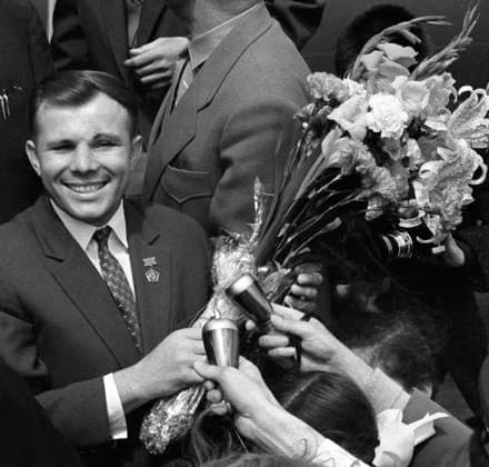 Helsinki, Finland. The world s first man to fly into space, commander of the Soviet cosmonaut detachment, Hero of the Soviet Union, Soviet cosmonaut Yuri Gagarin who arrived as a guest at the 8th World Festival of Youth and Students is welcomed at the airfield. Valery Gende-Rote, Yevgeny Kassin TASS  95065942