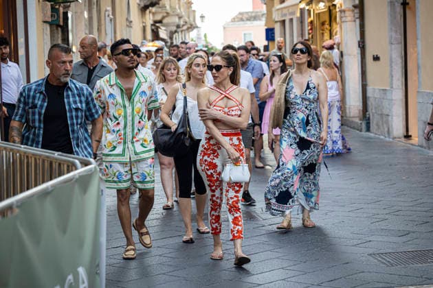 July 15, 2026, Taormina, Rome, Italy: Jennifer Lopez strolls through the streets of Taormina, July 15, 2026 Taormina Italy  - ZUMAa289 20260715_zia_a289_315 Copyright: xMichelexCutulix