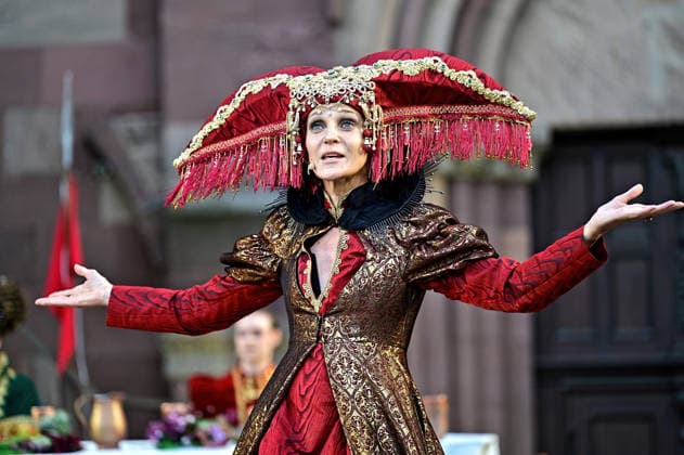 NIBELUNGEN FESTSPIELE. Schauspielerin Jeanette Hain während der Fotoprobe zu den Nibelungen Festspielen Die Hunnenkönigin am 15.07.2026 vor dem Kaiserdom Worms. 20260715MWI112517 *** NIBELUNGEN FESTIVAL Actress Jeanette Hain during a photo shoot for the Nibelungen Festival, *The Hun Queen*, on July 15, 2026, in front of the Imperial Cathedral in Worms 20260715MWI112517