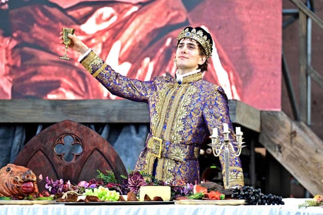 NIBELUNGEN FESTSPIELE. Schauspieler Paul Marianne Furtwängler während der Fotoprobe zu den Nibelungen Festspielen Die Hunnenkönigin am 15.07.2026 vor dem Kaiserdom Worms. 20260715MWI112538 *** NIBELUNGEN FESTIVAL Actor Paul Marianne Furtwängler during the photo shoot for the Nibelungen Festival’s production of *The Hun Queen* on July 15, 2026, in front of the Imperial Cathedral in Worms 20260715MWI112538