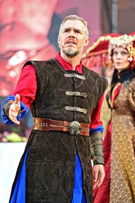 NIBELUNGEN FESTSPIELE. Schauspieler Heiko Raulin während der Fotoprobe zu den Nibelungen Festspielen Die Hunnenkönigin am 15.07.2026 vor dem Kaiserdom Worms. 20260715MWI112553 *** NIBELUNGEN FESTIVAL Actor Heiko Raulin during the photo shoot for the Nibelungen Festival, *The Hun Queen*, on July 15, 2026, in front of the Imperial Cathedral in Worms 20260715MWI112553