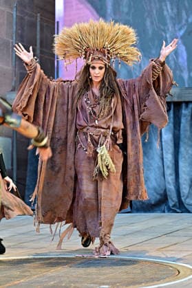 NIBELUNGEN FESTSPIELE. Schauspielerin Jeanette Hain während der Fotoprobe zu den Nibelungen Festspielen Die Hunnenkönigin am 15.07.2026 vor dem Kaiserdom Worms. 20260715MWI112579 *** NIBELUNGEN FESTIVAL Actress Jeanette Hain during a photo shoot for the Nibelungen Festival *The Hun Queen* on July 15, 2026, in front of the Imperial Cathedral in Worms 20260715MWI112579